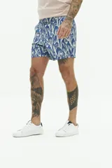 Short de baño estampado con efecto lavado, cintura fija con botón, dos bolsillos laterales y uno trasero. Tela ligera de rápido secado con logo bordado.