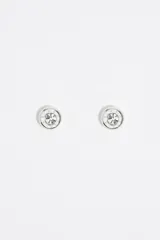 Par de aros tipo botón plateados con el logo de Bimba y Lola y un cristal en el centro.