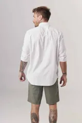 Bermuda de gabardina color gris oscuro, corte chino, con bolsillos laterales y traseros.