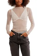 Top de manga larga color blanco, confeccionado en tejido transparente y texturado con cuello fruncido y terminación elástica.