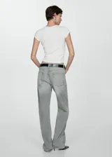 Remera blanca de algodón con cuello redondo y mangas cortas.