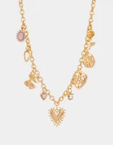 Collar corto dorado con cadena de eslabones y multidijes de metal y esmaltados con forma de corazón, rosa, moño y piedras de colores.