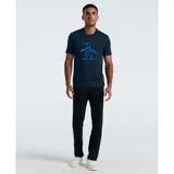 Remera azul marino de manga corta con cuello redondo y estampado frontal de un pingüino celeste con una bufanda.