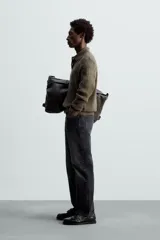 Polo color verde oliva de corte regular, tejido de punto con mezcla de algodón y cashmere. Tiene cuello solapa con cierre frontal de botonadura, manga larga y acabados en rib.