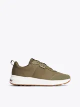 Zapatillas de running Tommy Hilfiger color verde oliva, con exterior de punto y poliéster, interior de poliéster, plantilla extraíble de goma termoplástica reciclada, suela de EVA dentada y trabilla para calzar.