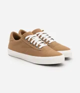 Championes urbanos de caña baja, color beige, con recortes y costuras contrastantes en blanco. Cierre con cordones y puntera redonda.