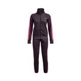 Conjunto deportivo Under Armour de mujer, compuesto por campera con cierre y cuello alto, y pantalón largo con cintura elástica. Diseño negro con detalles en rosa.