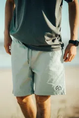 Bermuda verde con cordón ajustable en la cintura y logo estampado en la pierna derecha.