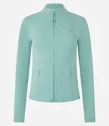 Campera deportiva color verde agua, confeccionada en microfibra, con cierre frontal, cuello alto, recortes en el frente y bolsillos laterales.