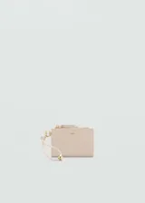 Billetera color beige de tamaño mediano con logo en relieve, cierre de cremallera y forro interior.