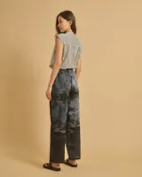 Pantalón de cintura normal con cinturilla elástica en la parte trasera y corte holgado.