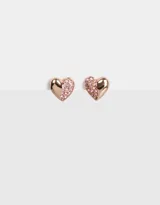 Par de aros pasantes con forma de corazón bañados en oro rosa, con strass rosados en la mitad inferior.