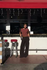 Pantalón de jean marrón oscuro, de tiro alto y corte wide leg.