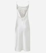 Vestido midi color blanco hueso de satén, con breteles finos, escote drapeado y lazo en la espalda. Presenta una abertura lateral en la falda.
