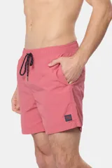 Short de baño azul vibrante, de corte clásico y largo medio, con cintura elástica y cordón ajustable. Cuenta con bolsillos laterales y suspensor de malla fina interior.