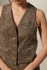 Chaleco con estampado animal print, con cuello en V y cierre frontal con botones.