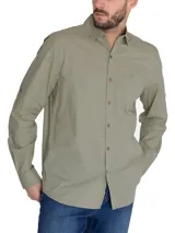Camisa blanca de manga larga para hombre, confeccionada en algodón orgánico. Cuenta con cuello camisero, cierre con botones de madera, bolsillo en el pecho y mangas ajustables con botones.