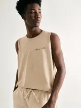 Musculosa celeste con estampa geométrica en el pecho.