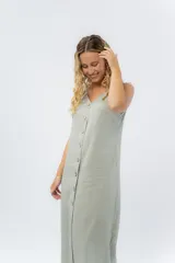 Vestido midi de lino en color verde seco, con escote en V, diseño sin mangas y cierre frontal con botones de madera. Presenta un corte recto y fluido con una abertura frontal en el bajo.