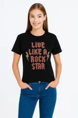Remera negra de algodón con cuello redondo y mangas cortas. Estampado frontal con un corazón rojo atravesado por un rayo, tigres y la frase "Let It Rock".