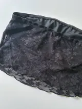 Top strapless de encaje floral negro, corte crop.