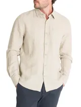 Camisa de hombre de lino color beige, manga larga, con bolsillo en el pecho y cuello camisero.