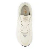 Championes New Balance ML725 color crema con detalles en plateado y suela negra.