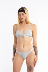 Top de bikini plateado con corte triangular, breteles regulables, relleno fino, argolla metálica en los breteles y broche en la espalda.