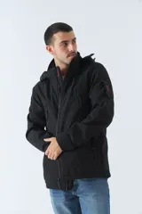 Campera negra para hombre con capucha ajustable y bolsillos con botones.