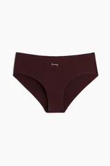 Pack de 7 bombachas de punto en colores rosa, blanco, beige y marrón, con cintura estándar, cobertura media y refuerzo interior. Cada bombacha tiene bordado el nombre de un día de la semana.