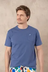 Remera azul con cuello redondo, manga corta, bolsillo en el pecho y logo bordado.