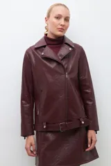 Chaqueta biker de cuero sintético color bordó, con cierre asimétrico y cuello con solapas.