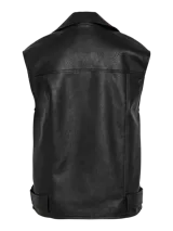 Chaleco negro de cuero sintético con cuello biker, cierre con cremallera y bolsillos frontales. Forrado completamente, con cinturón en la cintura y detalles estilo biker.