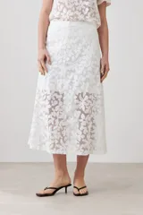 Maxi falda blanca de encaje con forro interior.