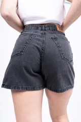 Short de jean color gris oscuro, de tiro alto y corte holgado.