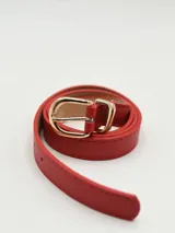 Cinturón delgado de cuero sintético color rojo, con hebilla metálica rectangular de color dorado.