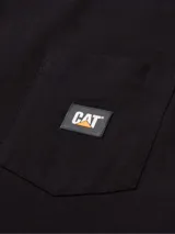 Remera negra de manga corta para hombre, con cuello redondo y bolsillo en el pecho con logo de la marca.