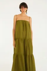 Vestido largo color verde oliva, de tirantes finos y corte fluido con volantes en capas.