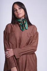 Camisa manga 3/4 color lila con textura arrugada, cuello clásico y dos bolsillos frontales.