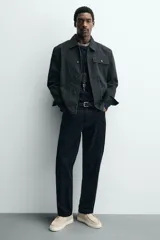 Zapato casual de cordones color beige, con parte superior de piel serraje, detalle de bordón en el empeine y suela a contraste.