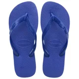 Ojotas Havaianas Top color blanco, con suela texturizada y tiras con diseño en relieve y logo de la marca.