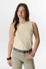 Musculosa marrón con cuello redondo y sisas anchas.
