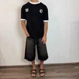 Remera tejida blanca con cuello y puños negros, con el número 10 estampado en la espalda en color negro. Incluye las siglas VCP y el rango de años 2015-infinito.