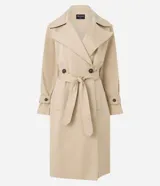 Trench coat largo color beige, de gabardina, con cuello con solapas, doble botonadura, lazo en la cintura, mangas largas con cintas en los puños y bolsillos delanteros.