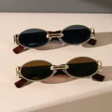 Par de lentes de sol con montura ovalada dorada y patillas marrones. Un modelo tiene lentes negros y el otro lentes marrones.