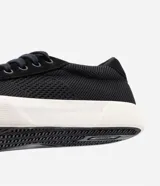 Championes negros de poliéster con textura, caja baja, puntera redonda y cierre con cordones.