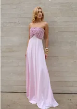 Vestido largo de fiesta color rosa, con corpiño tejido al crochet y falda de satén.