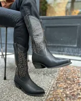 Botas de estilo cowboy con parte superior de gamuza marrón y puntera de cuero negro, diseño detallado en la caña.