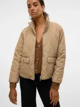Campera color beige con diseño acolchado, cuello alto, cierre frontal con cremallera, dos bolsillos delanteros con solapa y puños acanalados.
