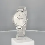 Reloj Jacques Lemans de dama, modelo 1-2110B de la línea Milano. Caja de acero plateado de 34mm de diámetro, esfera color champagne con agujas plateadas y pulsera de malla milanesa plateada. Sumergible hasta 50 metros.